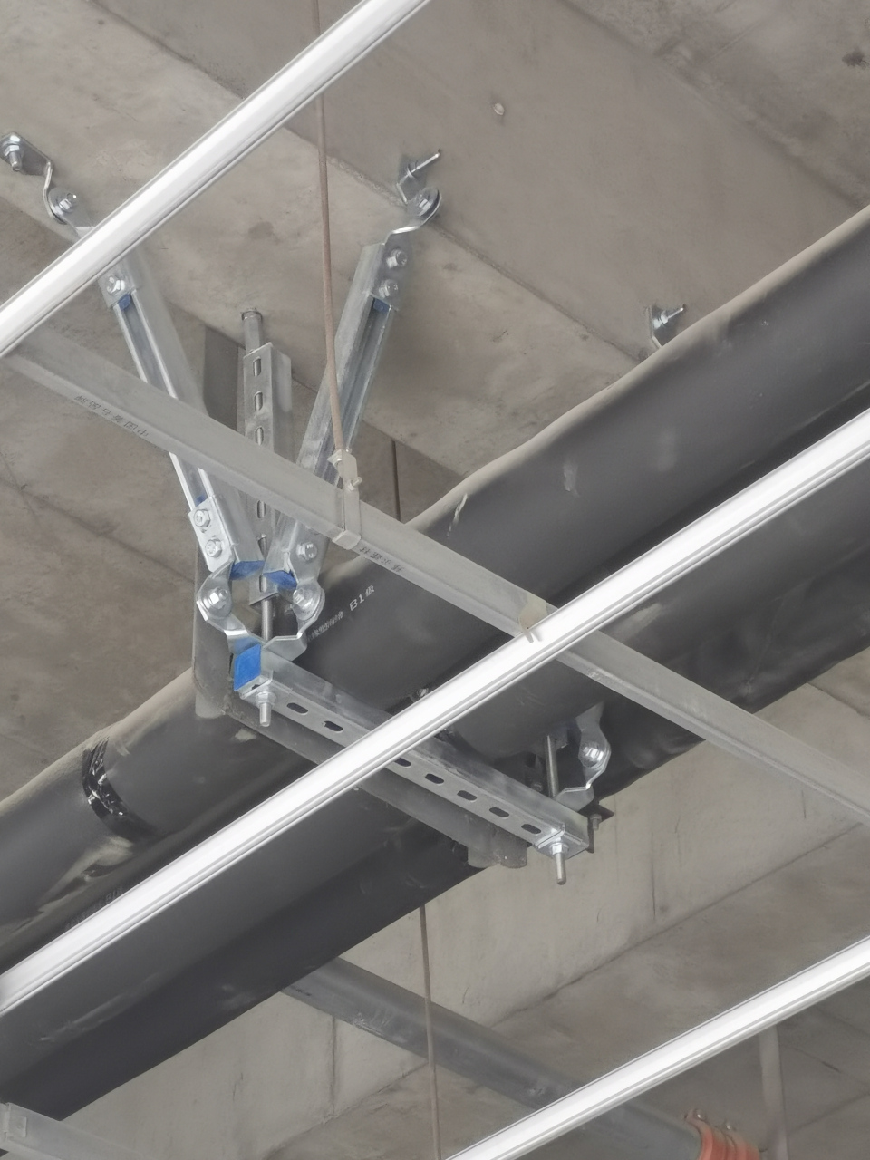 抗震支架 抗震支架是限制附屬機(jī)電工程設(shè)施產(chǎn)生位移,控制設(shè)施振動(dòng),并